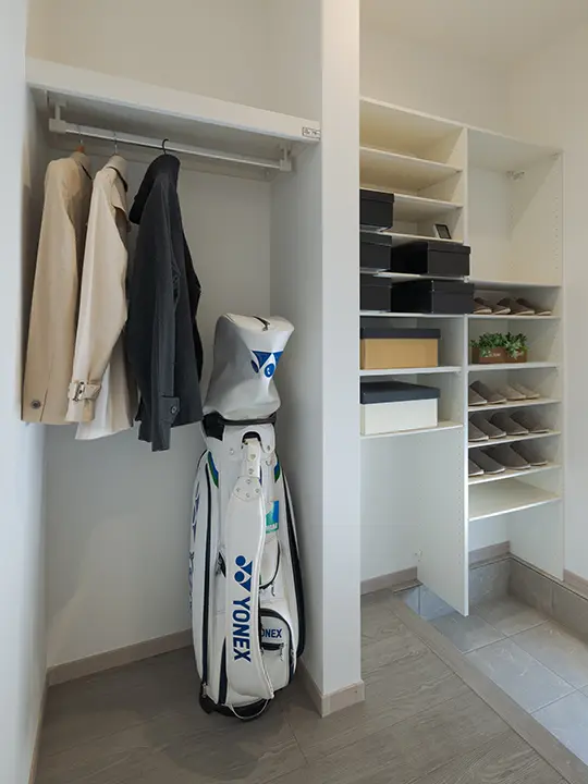玄関のシューズクロークとハンガーパイプの写真,ギャラリー,リーフコート名古屋茶屋,注文住宅,モデルハウス