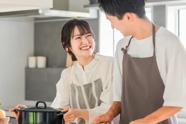 料理中のカップル