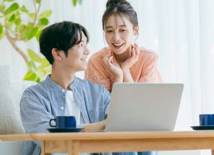 PC作業中のカップル