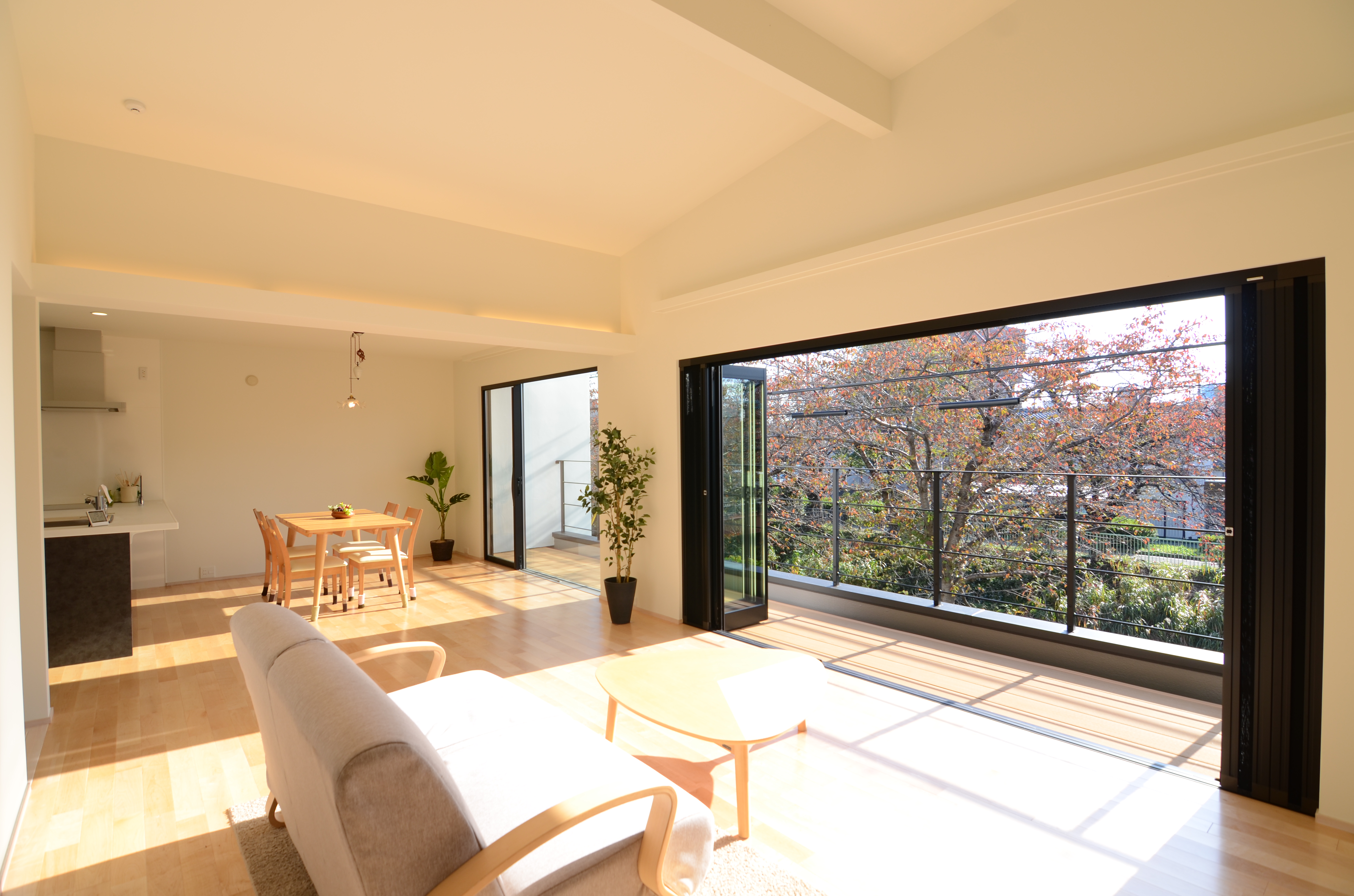 ≪New≫桜並木を一望する、暮らしとカフェが調和した住まい