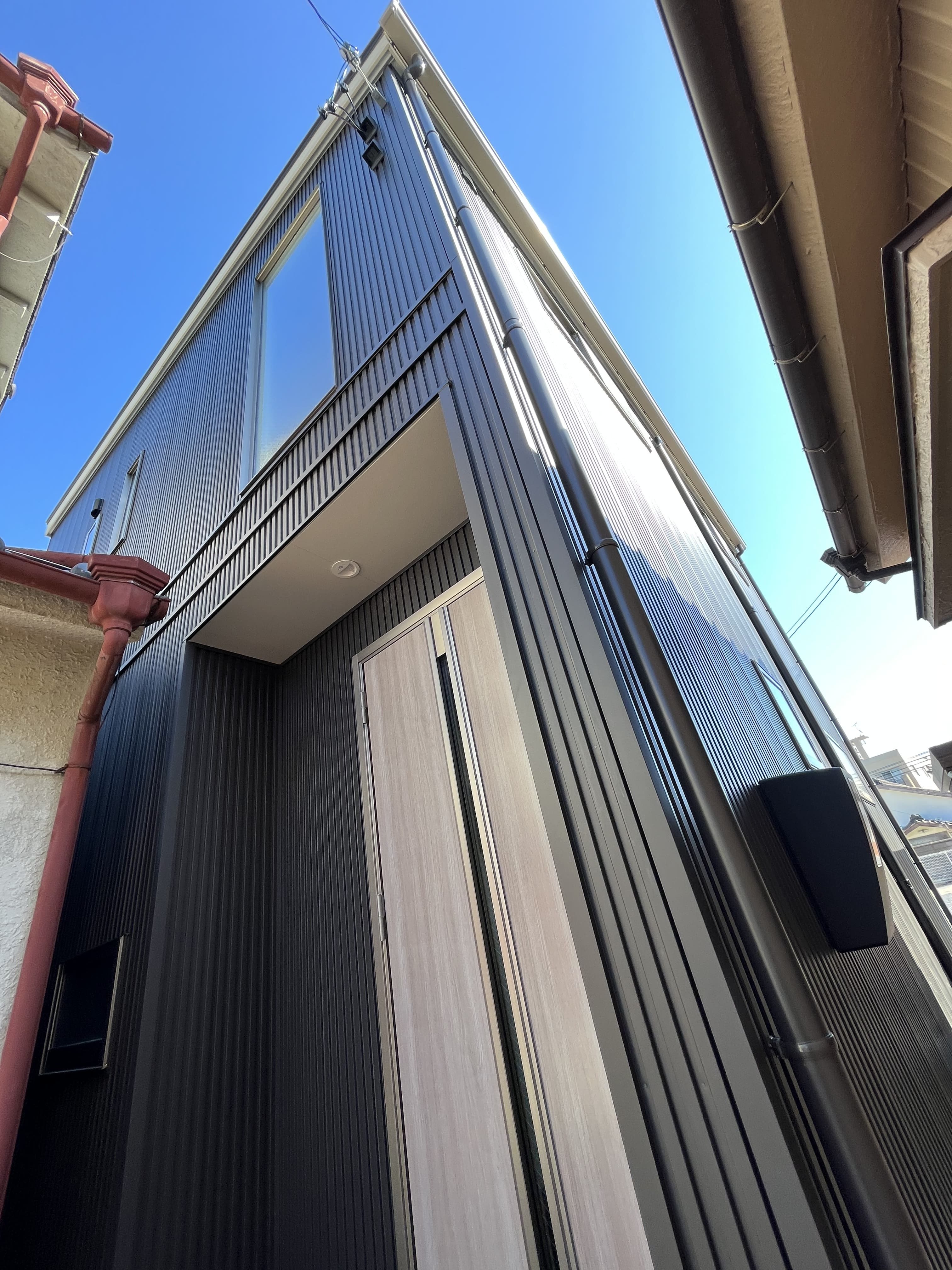 旗竿17坪の狭小地に建つ、25坪のお家